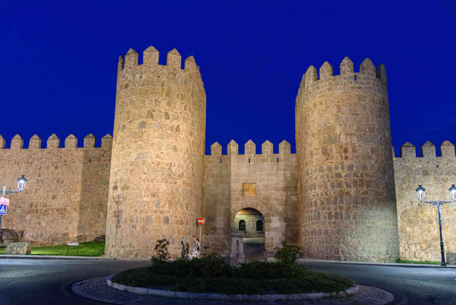 Ávila 104 - muralla - Puerta de la Adaja.jpg